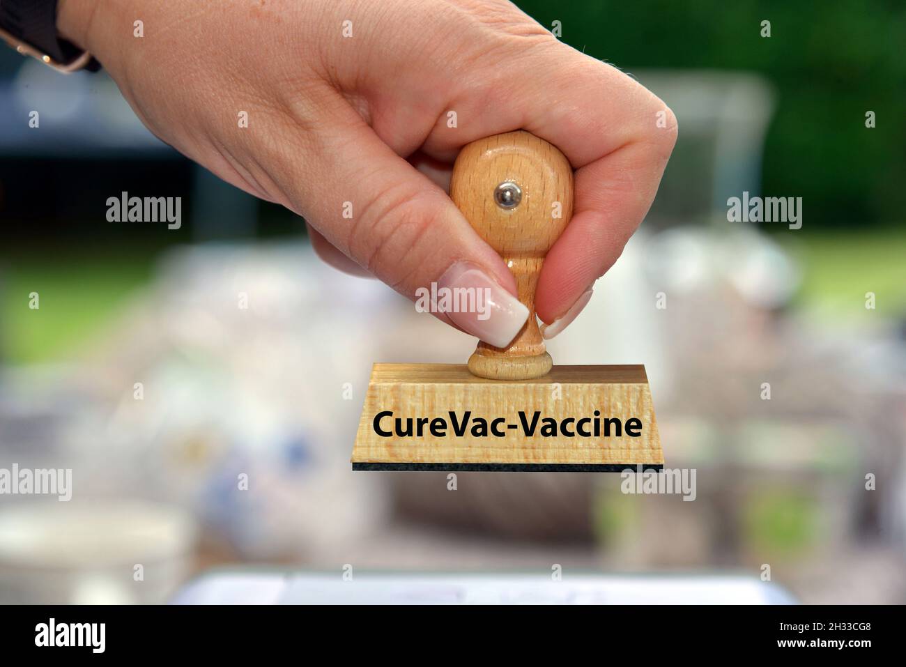 Stempel, Holzstempel, Aufschrift: CureVac, Impfstoffhersteller, Pharmaunternehmen, Covid-19 Impfstoff, Forschung, mRNA-Impfstoff,  mRNA, Caccine, Vakz Stock Photo