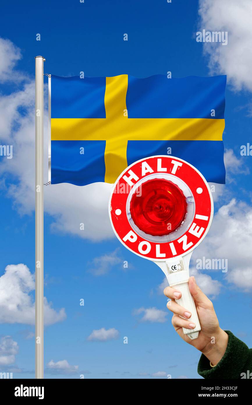 Die Flagge von Schweden, Skandinavien, Europa, EU, Polizeikontrolle, Grenzkontrolle, Polizeikelle, Stop, Polizei, Pandemie, Cornona, Covid-19, Stock Photo