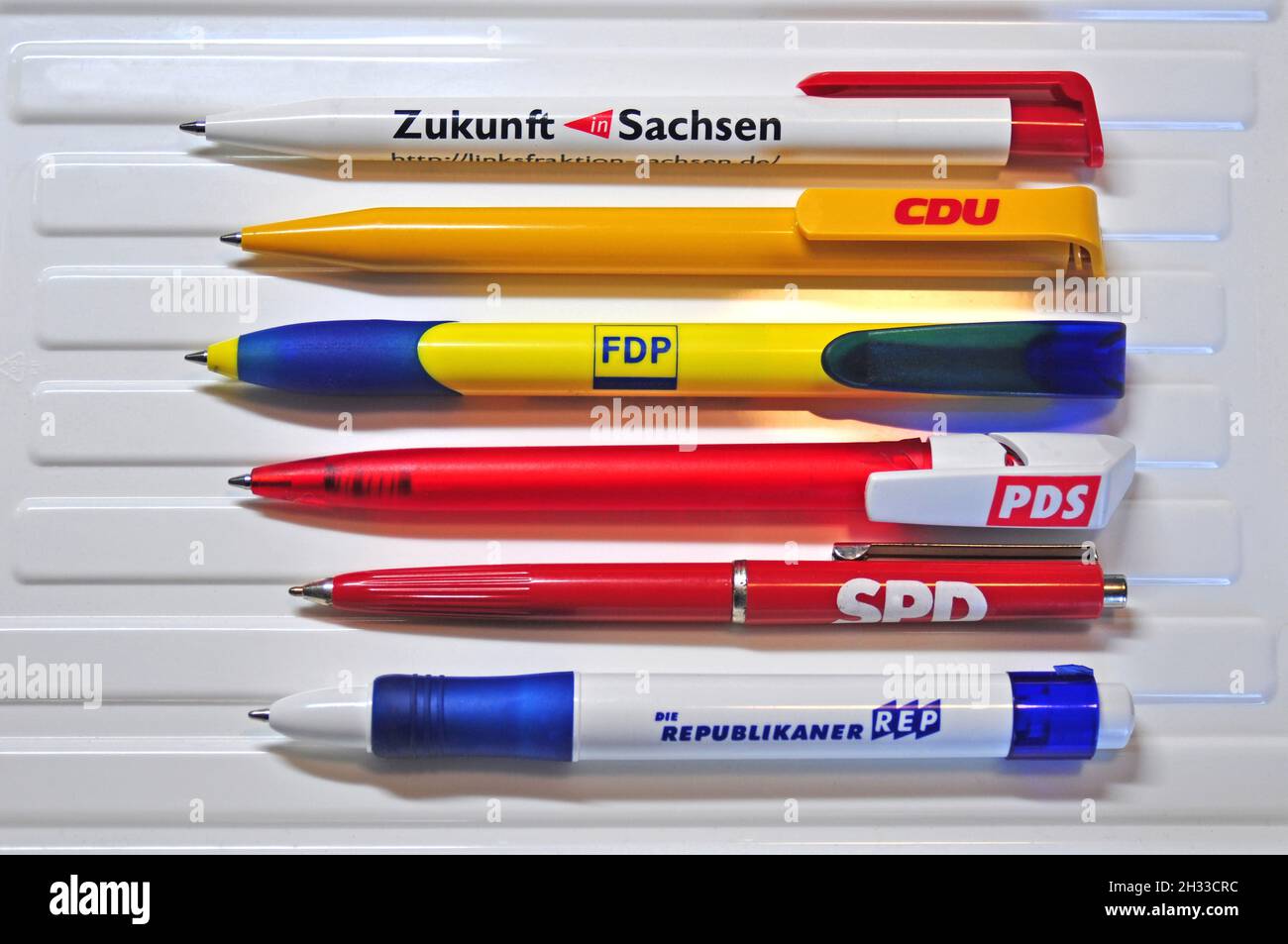 Verschiedene Kugelschreiber mit dem Logo politischer Parteien zur Bundestagswahl, Landtagswahl, Bürgerschaft, Wrrbegeschenke, Stock Photo
