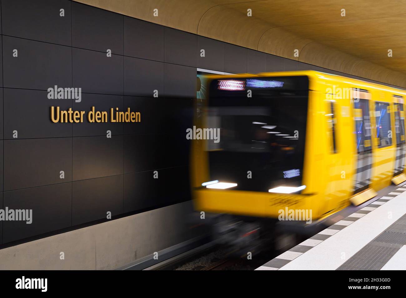 einfahrender Zug in den neuen Bahnhof "Unter den Linden" der U Bahn Linie U5, Berlin