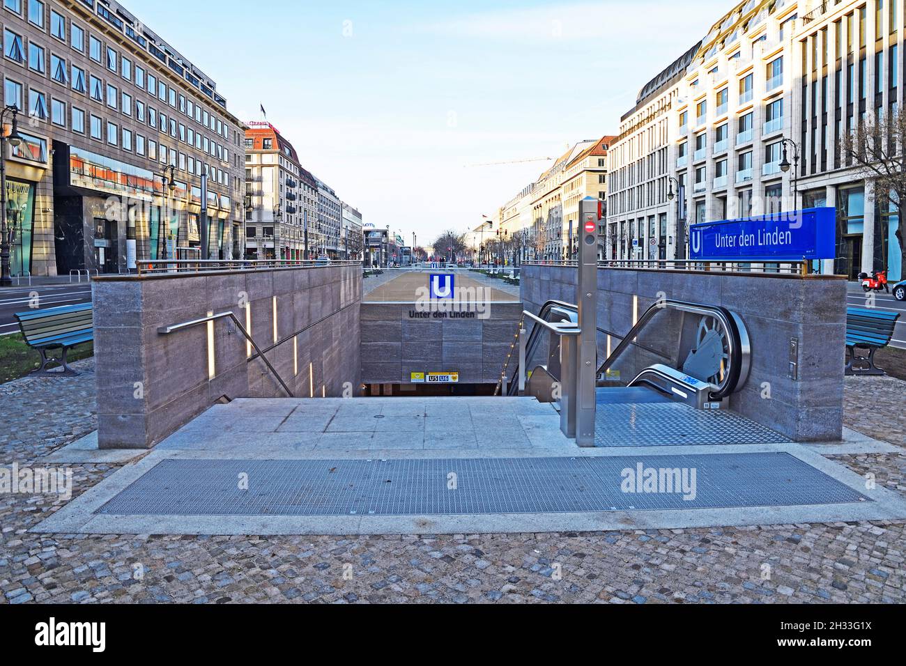 Außenzugang in den neuen Bahnhof "Unter den Linden" der U Bahn Linie U5, Berlin, Deutschland
