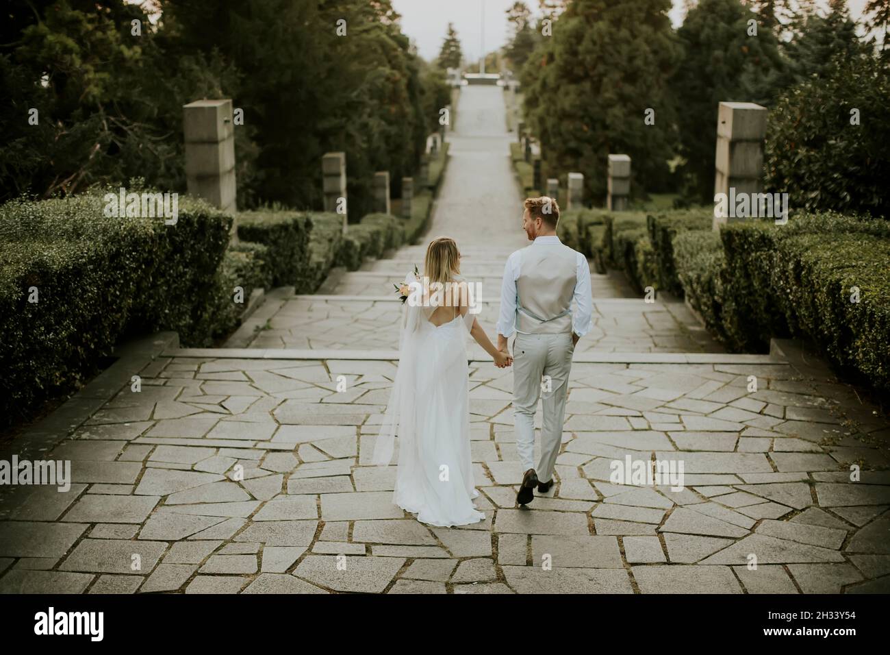 Back view young couple walking hi-res stock photography and images - Alamy