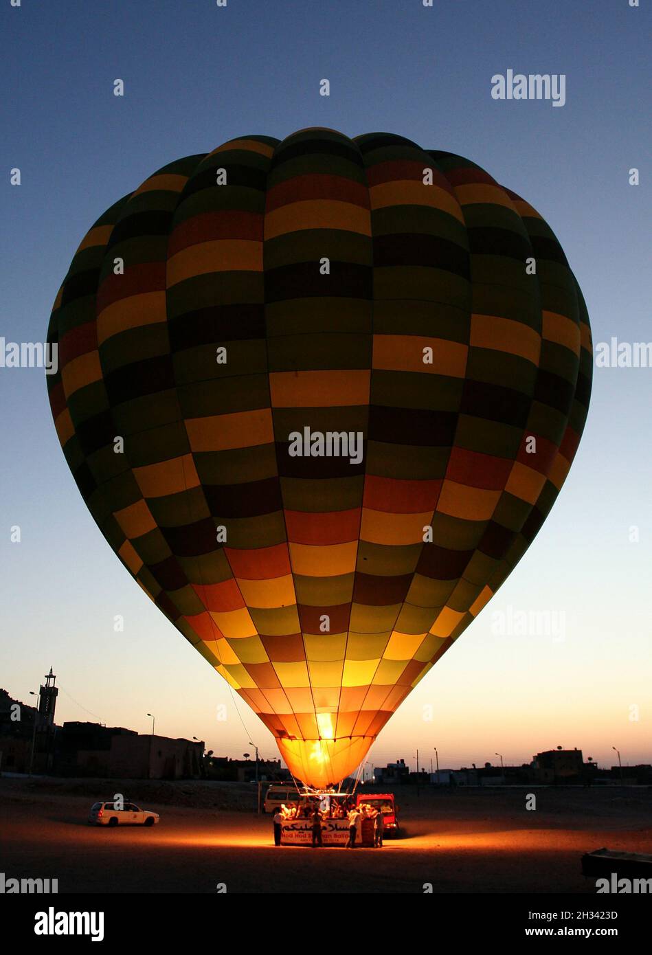 LUXOR, EGYPT - Aug 04, 2005: A "Hod Hod Soliman" Hot air Balloon preparing  for take-off at dawn in Luxor, Egypt Stock Photo - Alamy