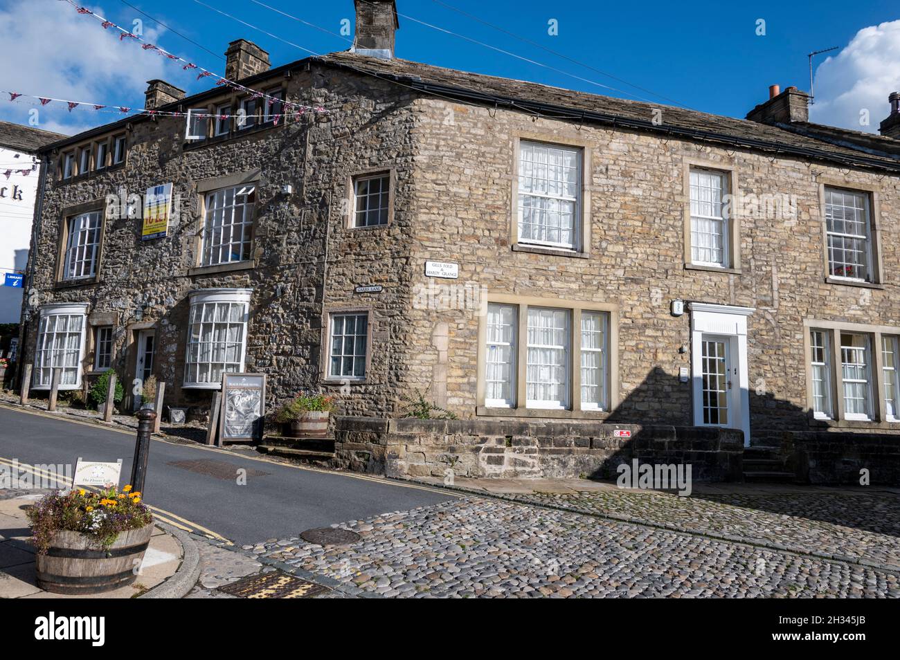 Famous Yorkshire vet and author of ‘All Creatures Great & Small,’ James Herriot’s practice in the main square of Grassington in the Yorkshire Dales Na Stock Photo