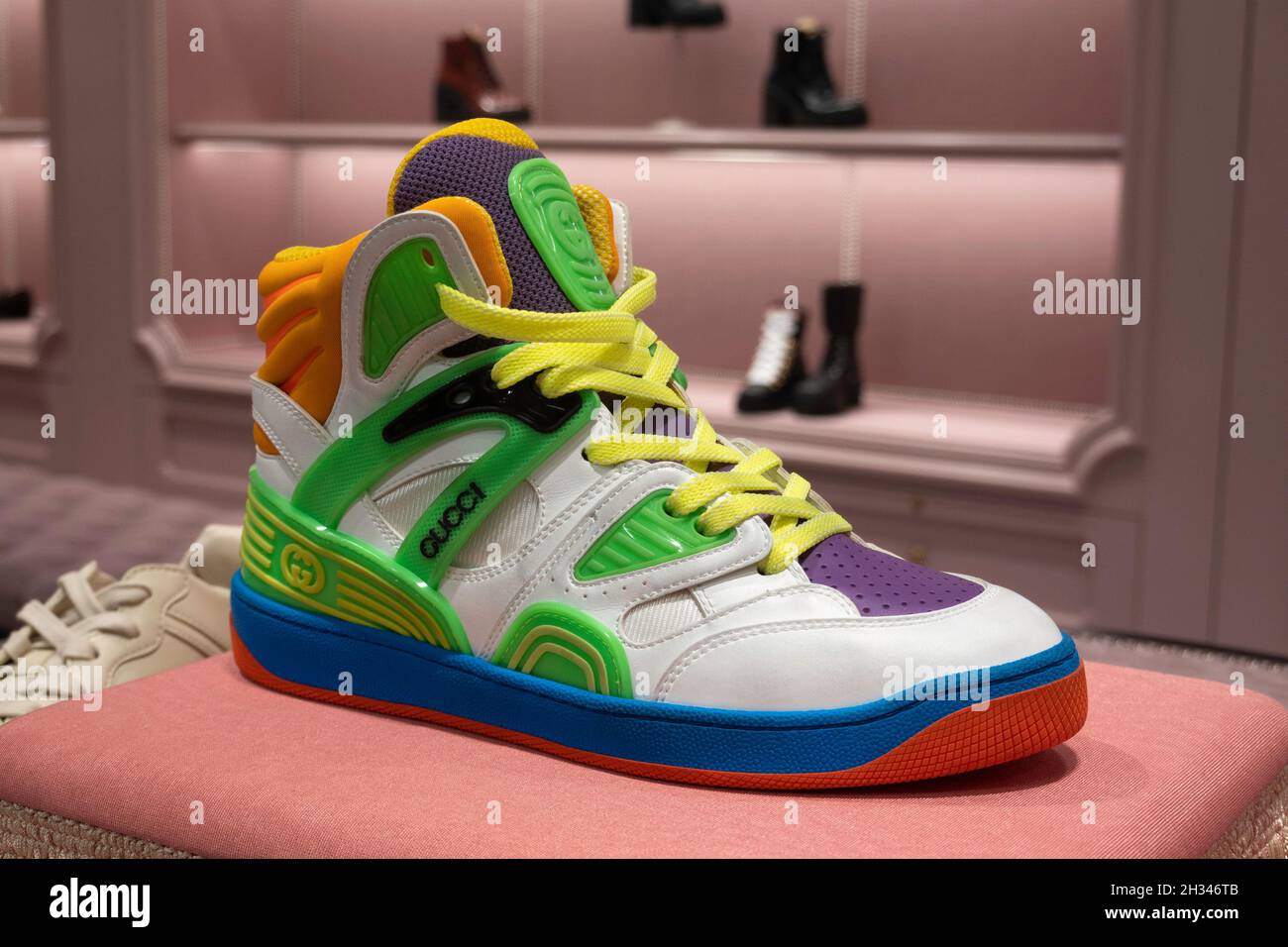 Gucci luxury fashion designer store at fifth avenue hi-res stock  photography and images - Alamy