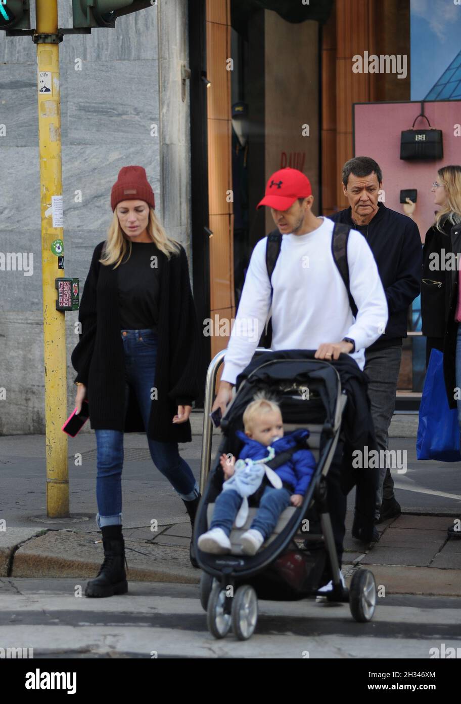 Milan, . 25th Oct, 2021. Milan, 25-10-2021 Massimo Ambrosini, former footballer and now TV commentator for DAZN after several years in SKY, walks through the streets of the center with his wife PAOLA ANGELINI and little Alessandro in the stroller. Credit: Independent Photo Agency/Alamy Live News Stock Photo