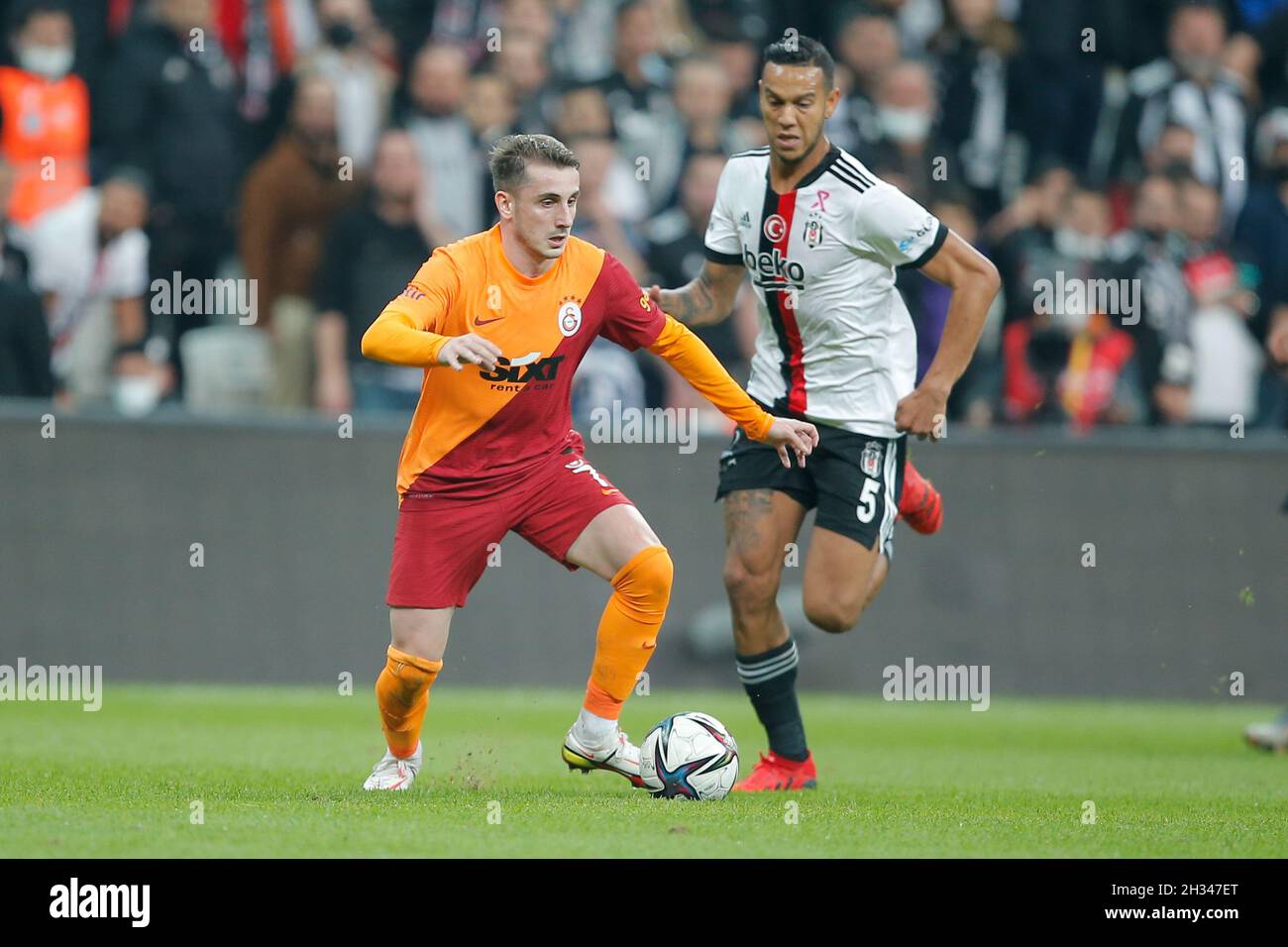 ISTANBUL, TURKEY - OCTOBER 25: players of Besiktas JK during the Super Lig  match between Besiktas and Galatasaray at Vodafone Park on October 25, 2021  in Istanbul, Turkey (Photo by TUR/Orange Pictures