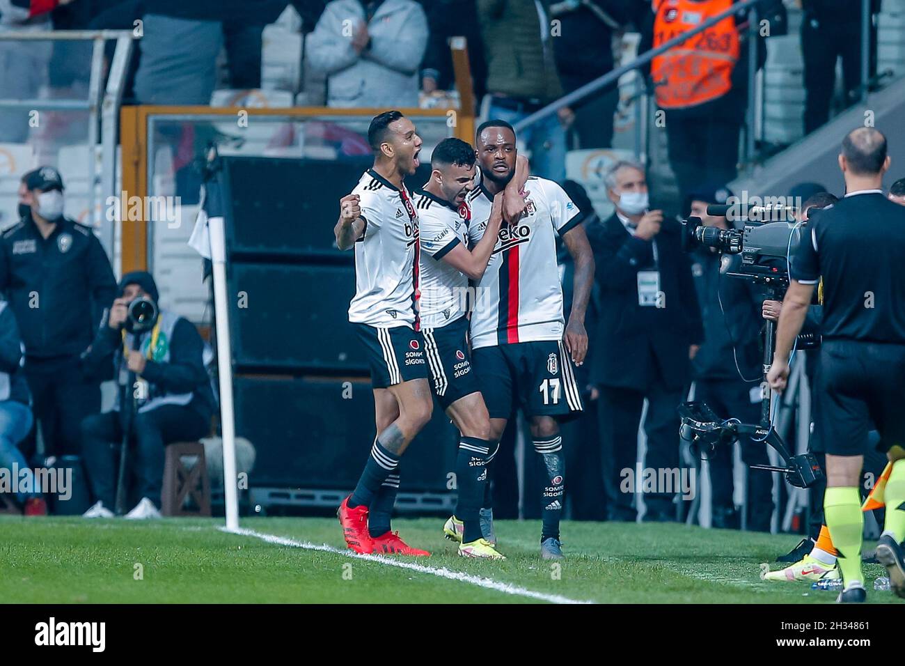 ISTANBUL, TURKEY - OCTOBER 25: players of Besiktas JK during the Super Lig  match between Besiktas and Galatasaray at Vodafone Park on October 25, 2021  in Istanbul, Turkey (Photo by TUR/Orange Pictures