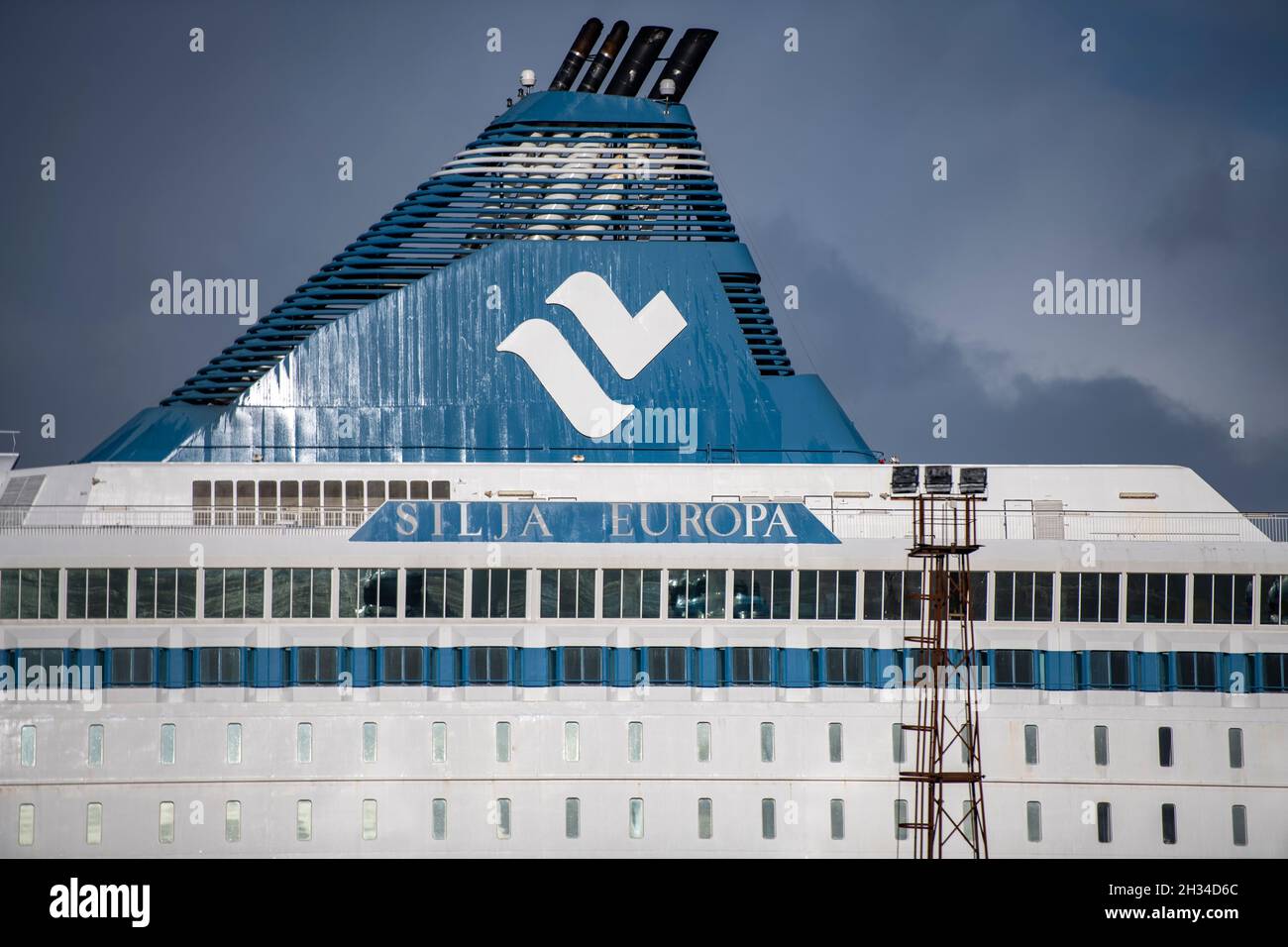 Glasgow, Scotland, UK. 25th Oct, 2021. PICTURED: COP26 delegate accommodation in a form of one of two cruise ships which is pictured in Greenock - MS Silja Europa, will provide 3,123 more beds. Shuttle buses will take those on board to and from the summit. The other Tallink's MS Romantika, which has capacity for 2,500 people, has already berthed at King George V dock. Credit: Colin Fisher/Alamy Live News Stock Photo