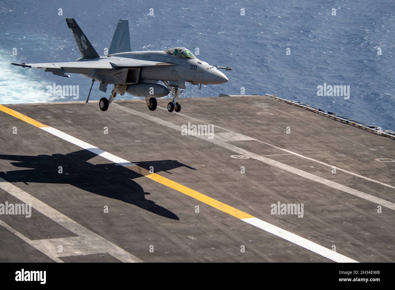 South China Sea, United States. 25th Oct, 2021. A U.S. Navy F/A-18E Super Hornet fighter jet, attached to the Golden Dragons of Strike Fighter Squadron 192, lands on the flight deck of the Nimitz-class aircraft carrier USS Carl Vinson during routine patrol October 25, 2021 in the South China Sea. Credit: MC1 Tyler Fraser/Planetpix/Alamy Live News Credit: Planetpix/Alamy Live News Stock Photo