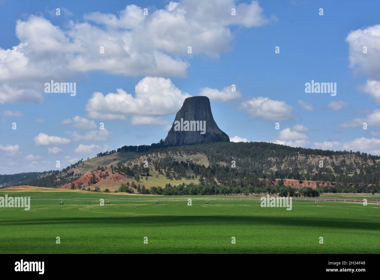 Igneous stone butte known as Devil's Tower in Wyoming Stock Photo - Alamy