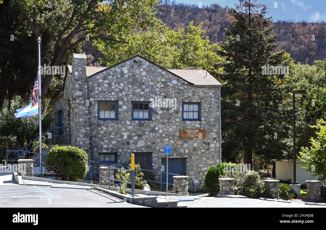 OAK GLEN, CALIFORNIA - 21 OCT 2021: Oak Glen School House now a Museum was built in 1927 and is surrounded by a park with picnic tables, tennis court, Stock Photo