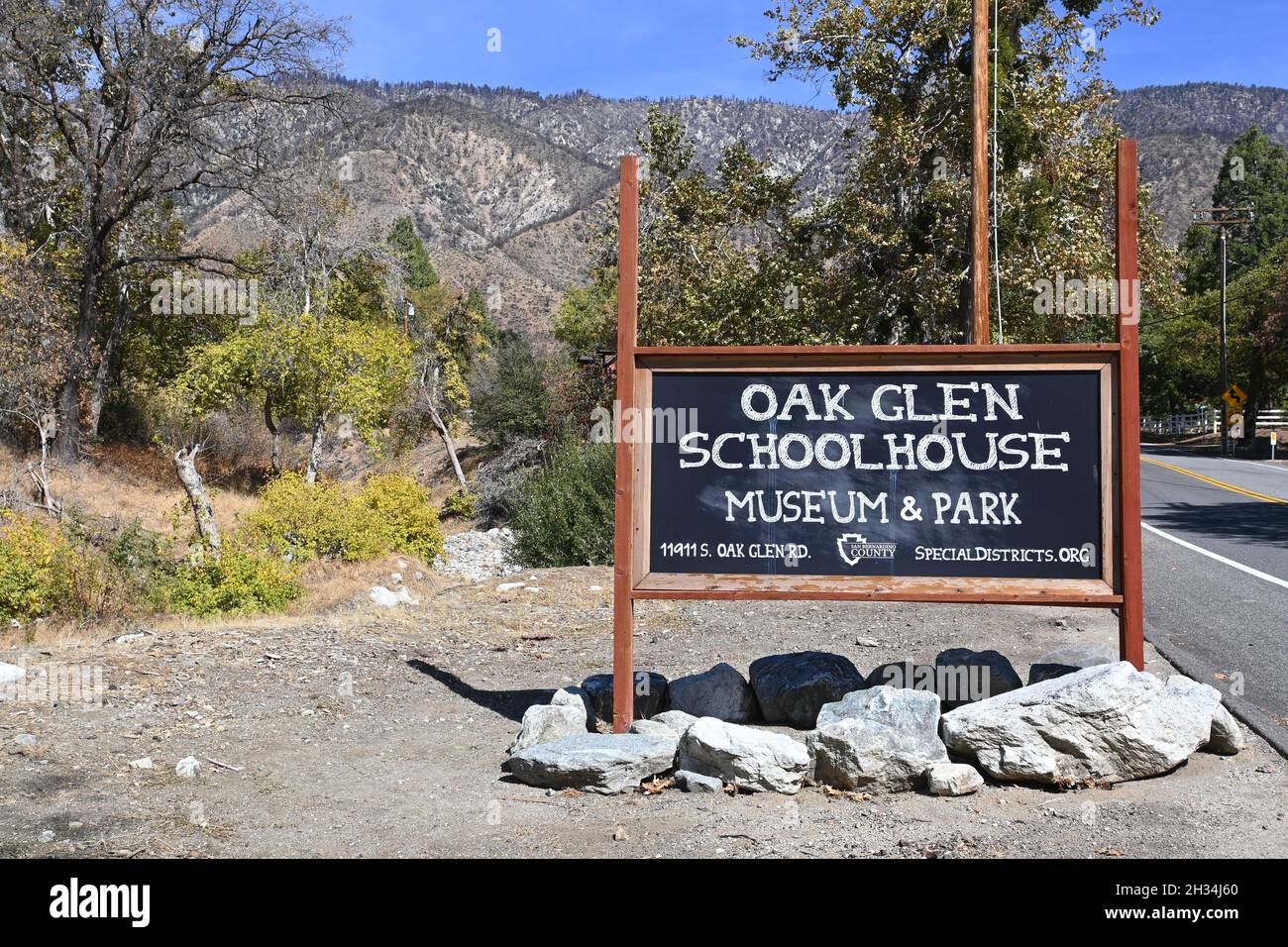 OAK GLEN, CALIFORNIA - 21 OCT 2021: Sign for the Oak Glen School House now a Museum was built in 1927 and is surrounded by a park with picnic tables, Stock Photo