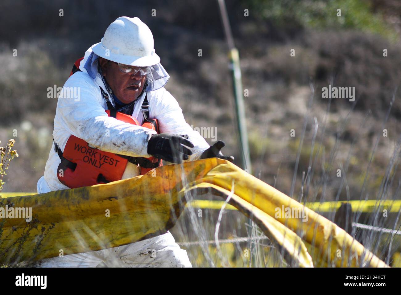 Carlsbad, United States. 10 October, 2021. Contractors deploy oil containment boom at Batiquitos Lagoon following an offshore oil spill drifting into the region October 10, 2021 in Carlsbad, California. An estimated 144,000 gallons spiked from a pipeline off Huntington Beach on October 1st.  Credit: PO3 Alex Gray/U.S. Coast Guard/Alamy Live News Stock Photo