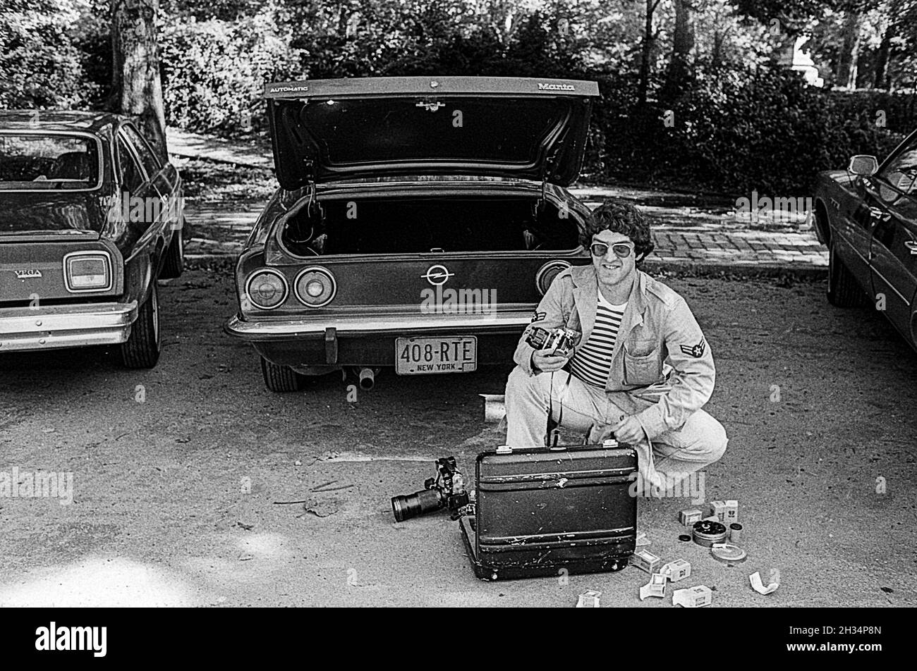 Steven Sutton preparing to photograph the 1975 NYC Marathon Stock Photo