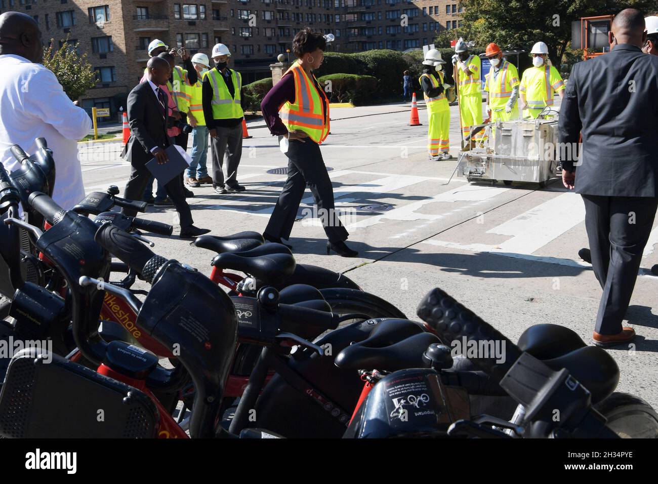 October 25, 2021, Washington, Distric of Columbia, USA: DC Mayor Muriel Bowser kicks off Back to Basics Week by providing an update on safety improvement projects that will better protect pedestrians, today on October 25, 2021 at Adams Morgan neighborhood in Washington DC, USA. (Credit Image: © Lenin Nolly/ZUMA Press Wire) Stock Photo