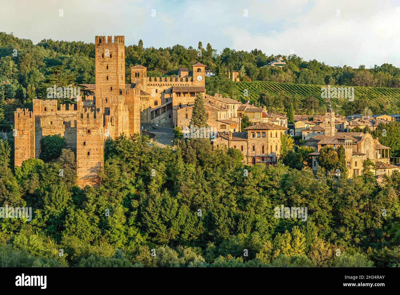 Rocca Viscontea (Visconti castle) of Castell'Arquato in Emilia-Romagna,  Italy Stock Photo - Alamy