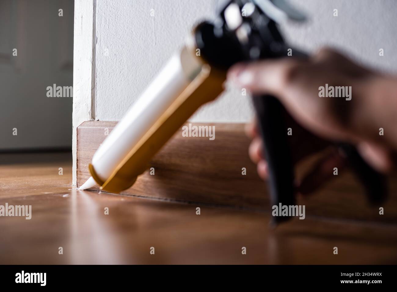 The man applying silicone caulk. The man fixing home Stock Photo Alamy