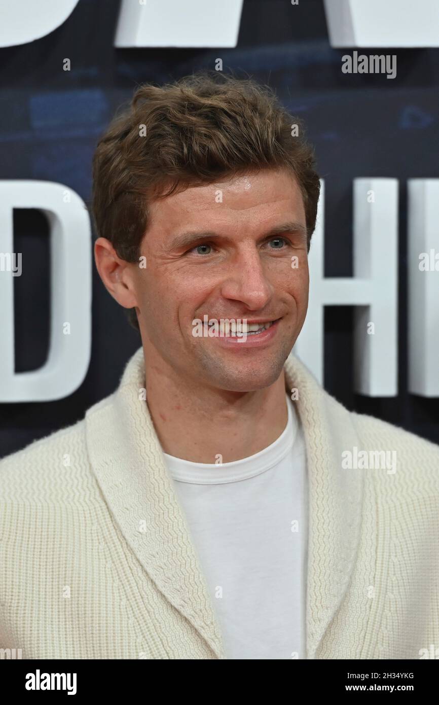 Thomas MUELLER (MÜLLER, FC Bayern Munich), private, civil, single image, cropped single motif, portrait, portrait, portrait Premiere party for the Amazon original documentary FC BAYERN - BEHIND THE LEGEND on October 25th, 2021 in the Arri cinema in Munich. Red carpet. Stock Photo