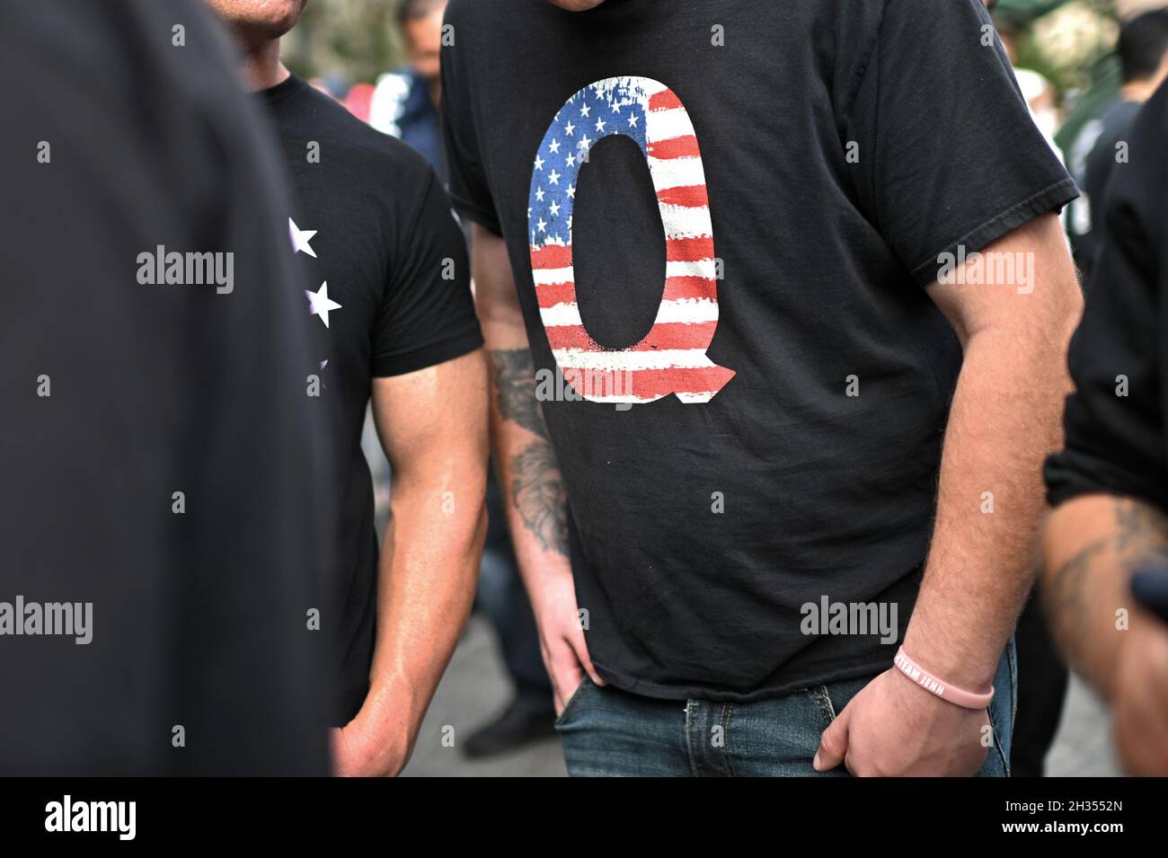 A man wearing a QAnon t-shirt attends a rally in front of City hall during the “Anti-Mandate March For Choice”, New York, NY, October 25, 2021. New York City Mayor Bill de Blasio imposed a mandate starting Nov. 1 that all municipal workers, including NYPD officers, FDNY, Sanitation workers and teachers recieve the COVID-19 vaccine or risk losing pay. (Photo by Anthony Behar/Sipa USA) Stock Photo