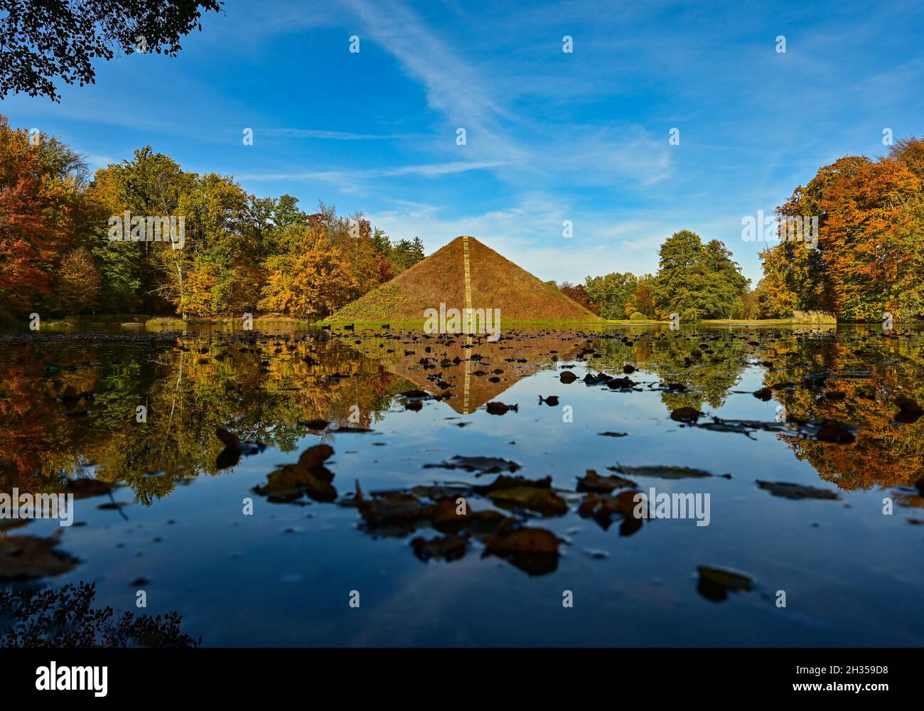 Cottbus, Germany. 25th Oct, 2021. Autumn weather at the lake pyramid in the Fürst Pückler Park in Branitz. The park complex composed with great sensitivity by Hermann Fürst von Pückler-Muskau in Branitz is considered the last of the great German landscape gardens. Credit: Patrick Pleul/dpa-Zentralbild/ZB/dpa/Alamy Live News Stock Photo