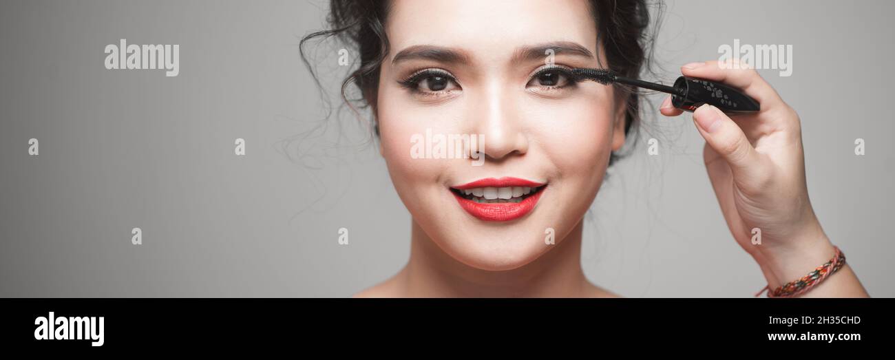 applying mascara using lash brush Stock Photo Alamy