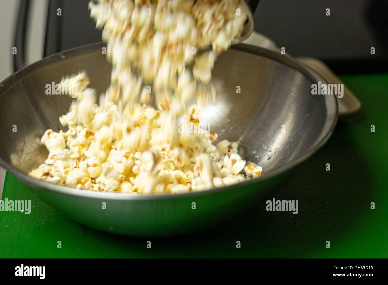 Popping corn pan hires stock photography and images Alamy