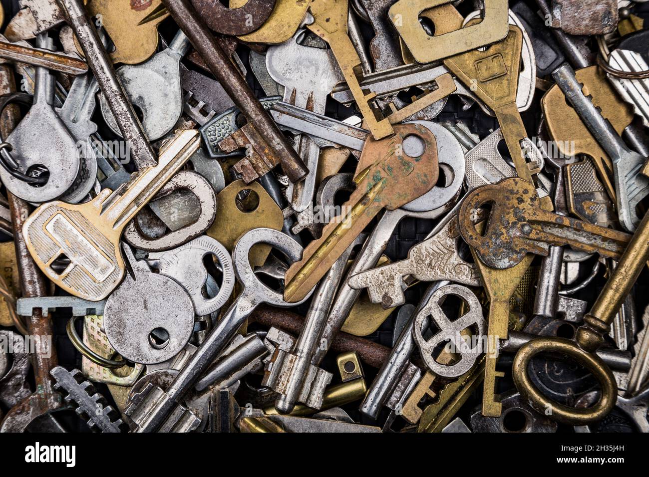 Замок с одним ключом навесной. Связка ключей зажигания автомобиля. Стена сомнодеством ключей. Заготовки ключей куча. Куча ключей.