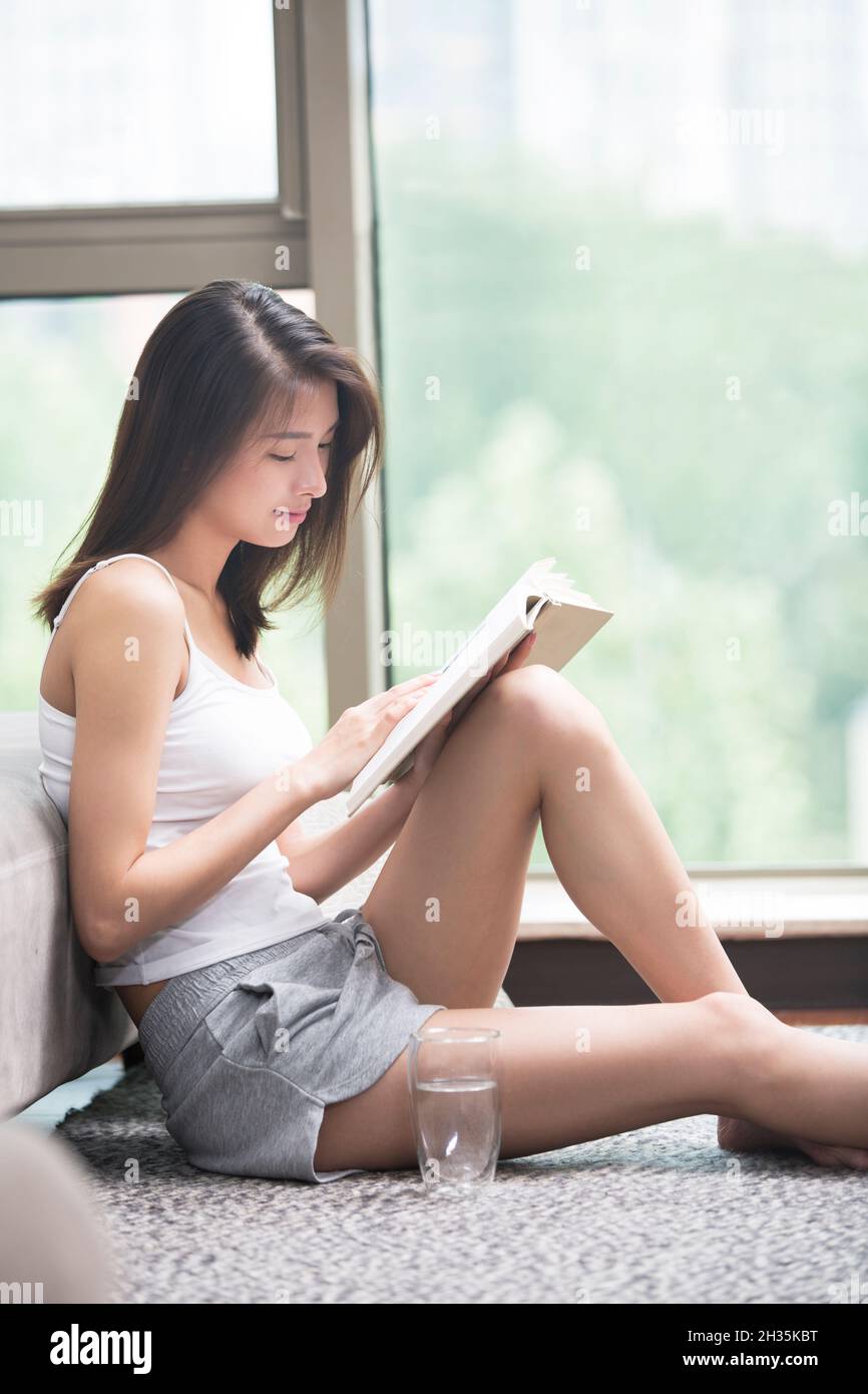 Reading smiling hi-res stock photography and images - Alamy