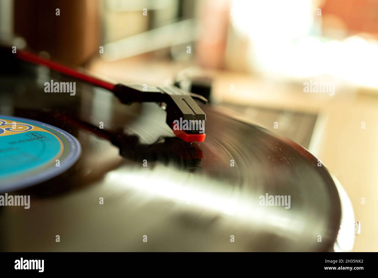 Record player and vinyl record Stock Photo - Alamy
