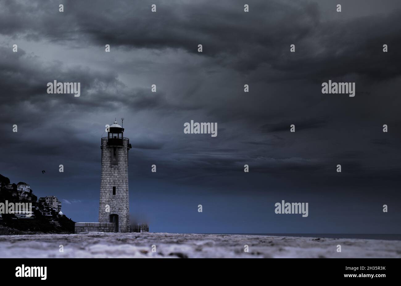 temps menaçant sur un phare de mer méditerranée. Stock Photo