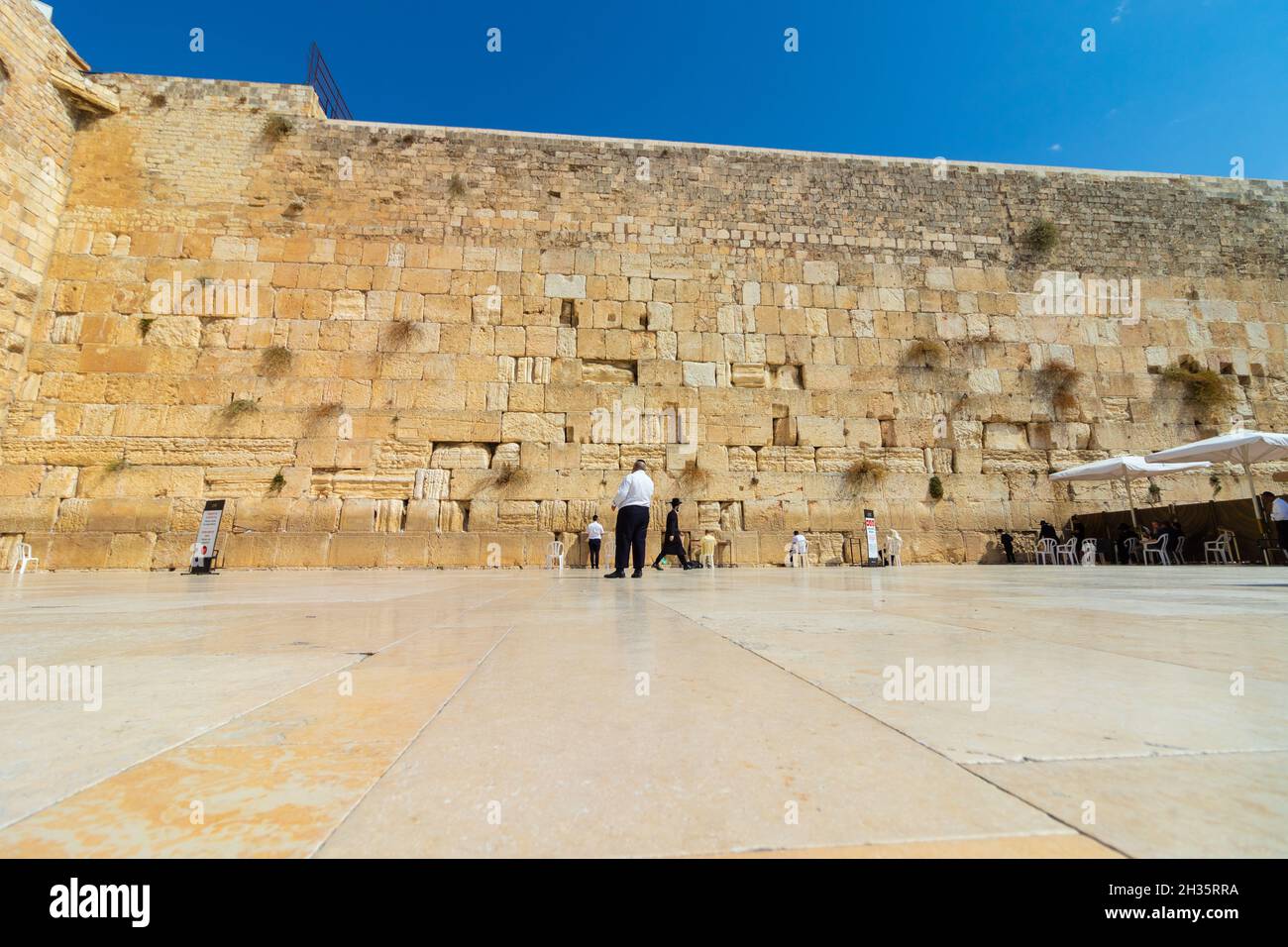 jerusalem-israel. 13-10-2021. The prayer plaza next to the men at the Western Wall in Jerusalem, almost empty at noon Stock Photo