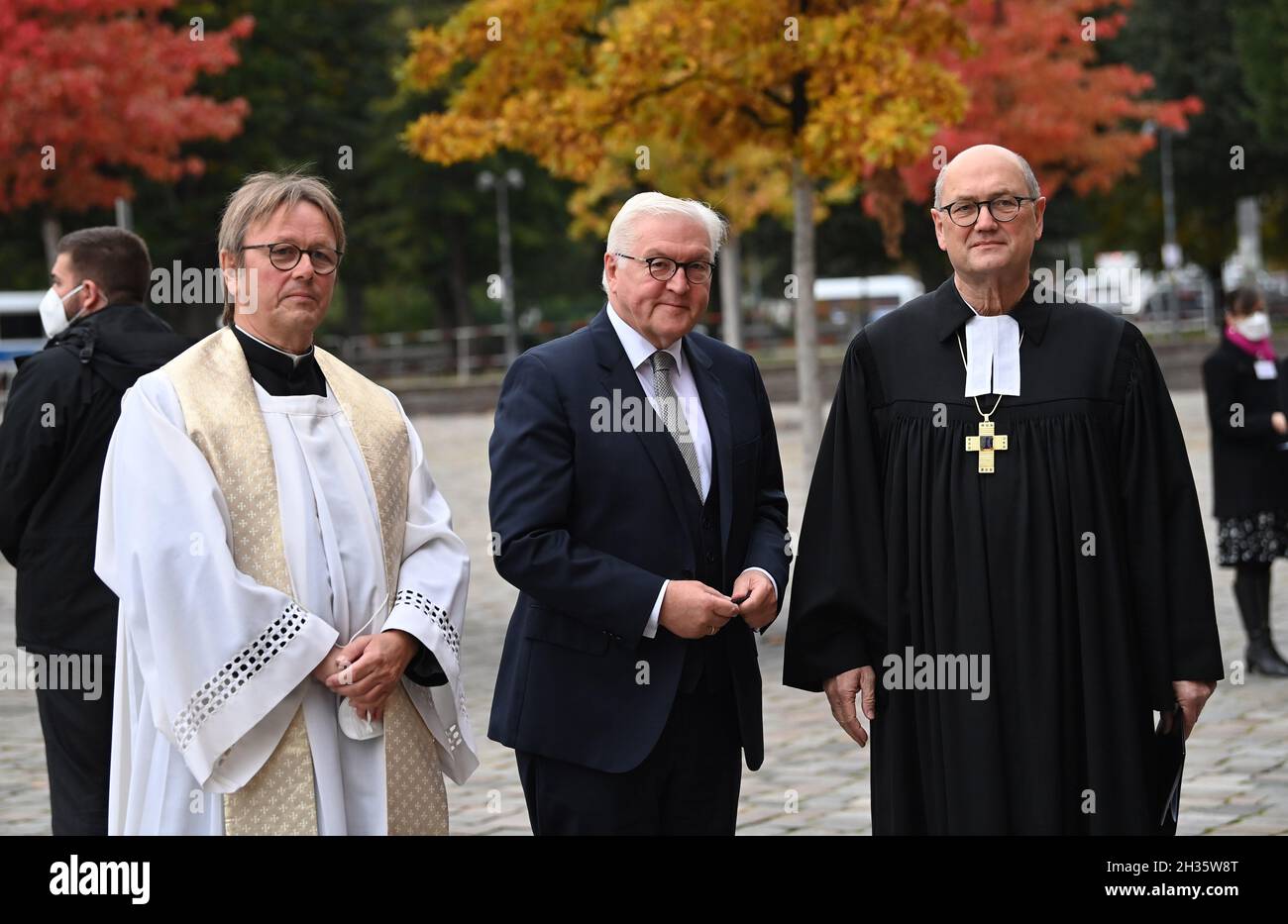 Berlin, Germany. 26th Oct, 2021. The Plenipotentiary of the Council of the Evangelical Church in Germany (EKD), Martin Dutzmann (r), and the Head of the Catholic Office in Berlin, Prelate Karl Jüsten (l), receive Federal President Franl-Walter Steinmeier for the ecumenical service in the St. Mary's Church in Berlin before the constituent session of the new Bundestag. Credit: Britta Pedersen/dpa/Alamy Live News Stock Photo