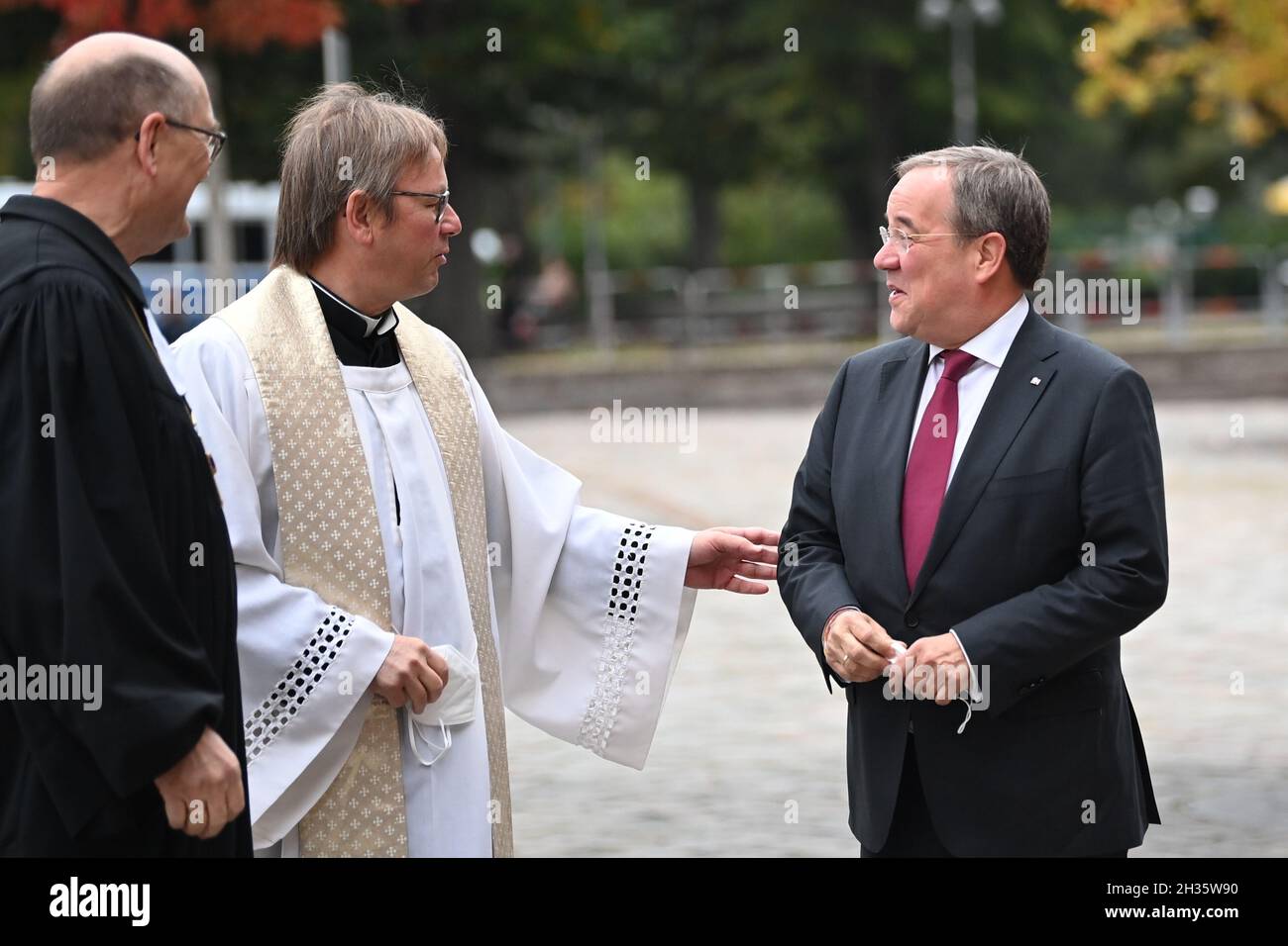 Berlin, Germany. 26th Oct, 2021. The Plenipotentiary of the Council of the Evangelical Church in Germany (EKD), Martin Dutzmann (l), and the Head of the Catholic Office in Berlin, Prelate Karl Jüsten (m), receive the CDU Federal Chairman Armin Laschet (r) for the ecumenical service in the St. Mary's Church in Berlin before the constituent session of the new Bundestag. Credit: Britta Pedersen/dpa/Alamy Live News Stock Photo