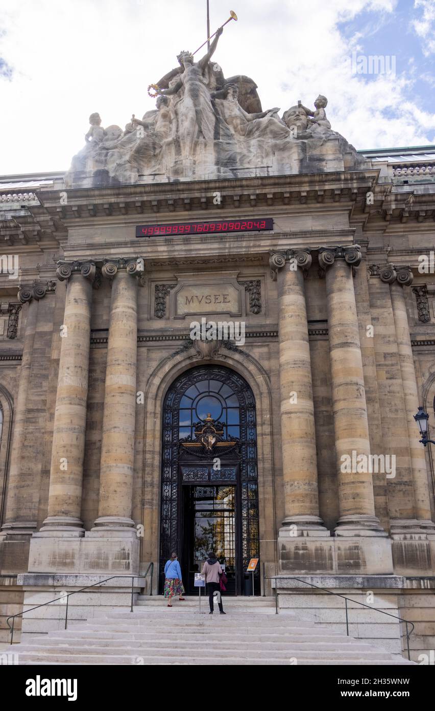 detail of entrance facade, the Musée d’Art et d’Histoire (Museum of Art and History), Geneva
