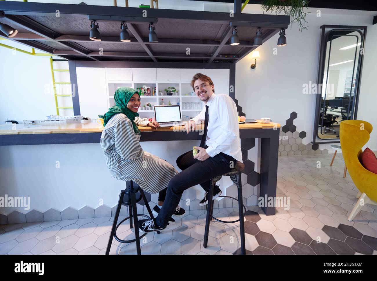Muslim woman wearing hijab drinking hi-res stock photography and images ...