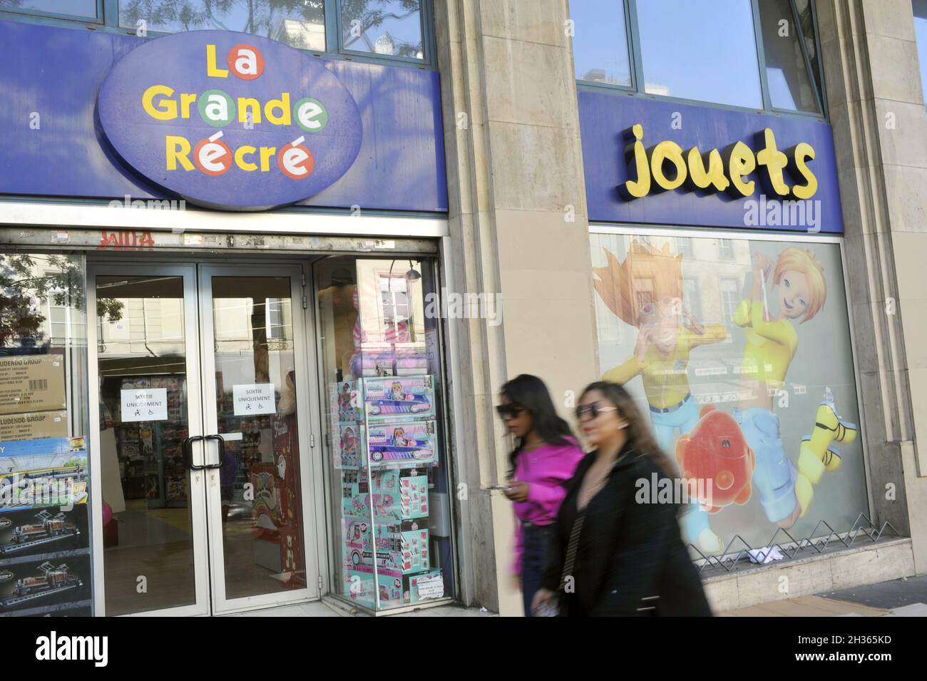 FRANCE. PARIS (75) 2TH DISTRICT. POISSONNIERE BLV. LA GRANDE RECRE STORE, A  TRADE BRAND SPECIALIST FOR GAMES AND TOYS Stock Photo - Alamy