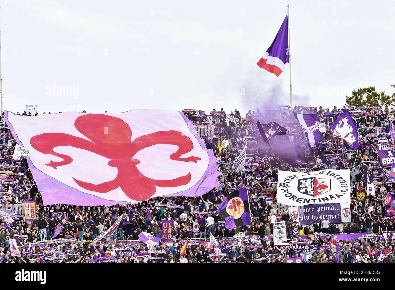 Florence, Italy. 24th Oct, 2021. Cristiano Biraghi (Fiorentina) during ACF  Fiorentina vs Cagliari Calcio, Italian football Serie A match in Florence,  Italy, October 24 2021 Credit: Independent Photo Agency/Alamy Live News  Stock