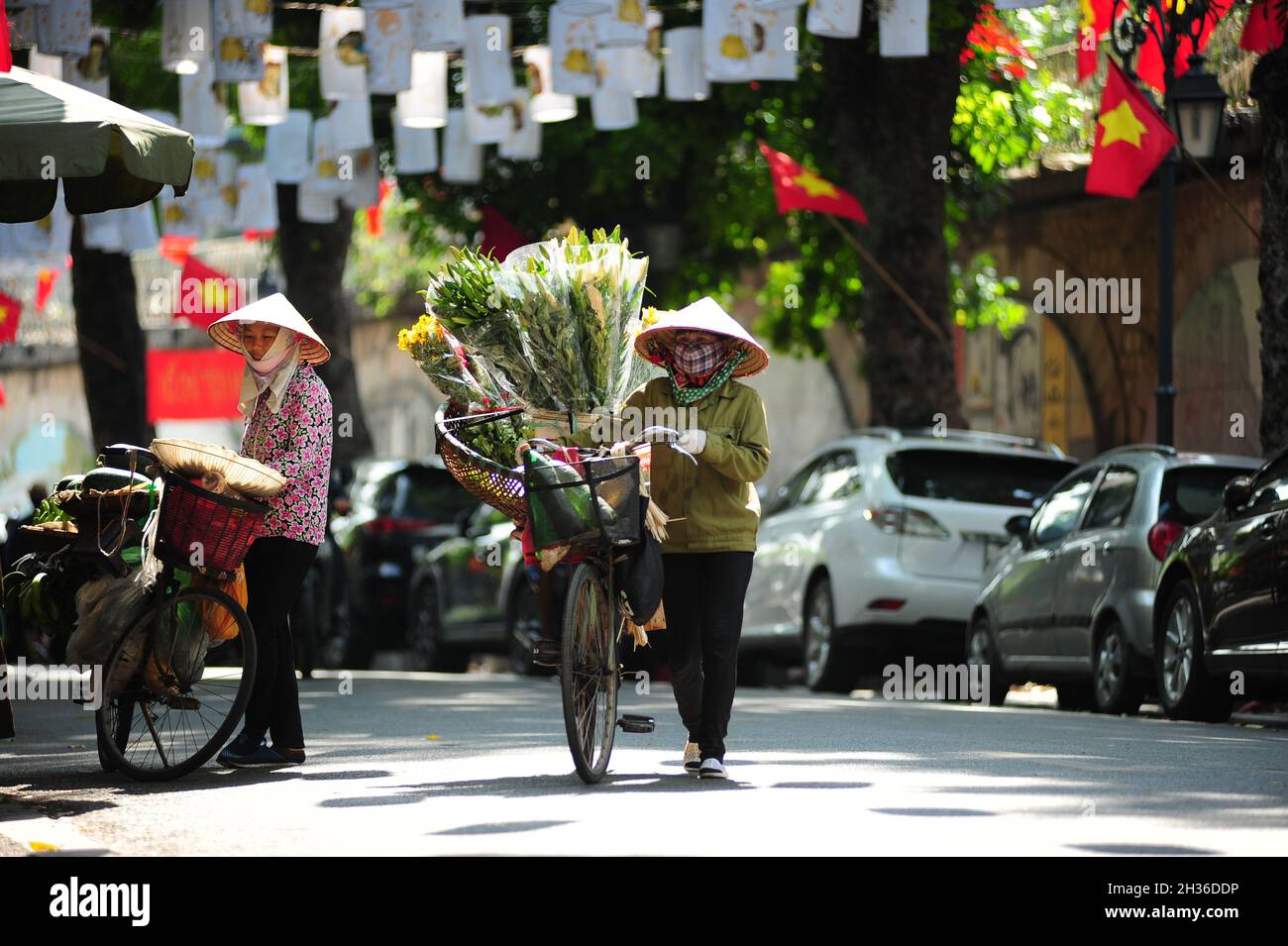 Beautiful flower street vendors photos hires stock photography and