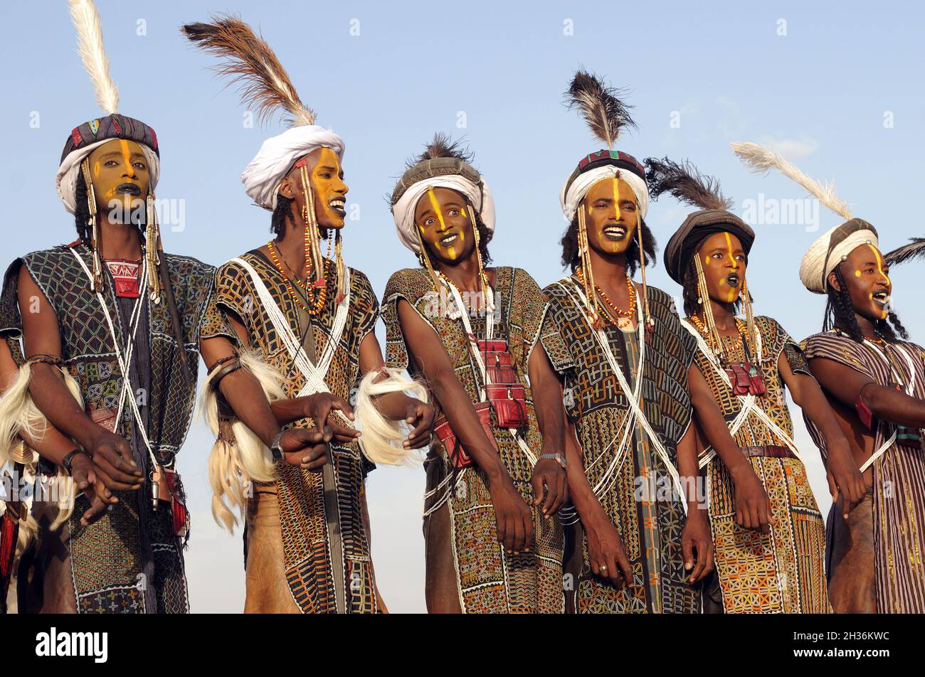 NIGER. TAGAYET. TRADITIONAL DANCING OF THE WODAABE OR BORORO WHICH ARE A SMALL SUBGROUP OF THE FULANI ETHNIC GROUP Stock Photo