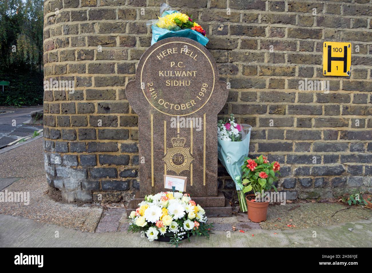 metropolitan police memorial to police constable kulwant sidhu, who died in the line of duty on 24 october 1999, in twickenham, southwest london Stock Photo