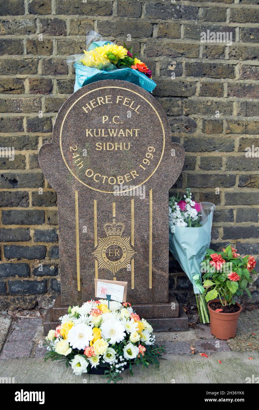 metropolitan police memorial to police constable kulwant sidhu, who died in the line of duty on 24 october 1999, in twickenham, southwest london Stock Photo