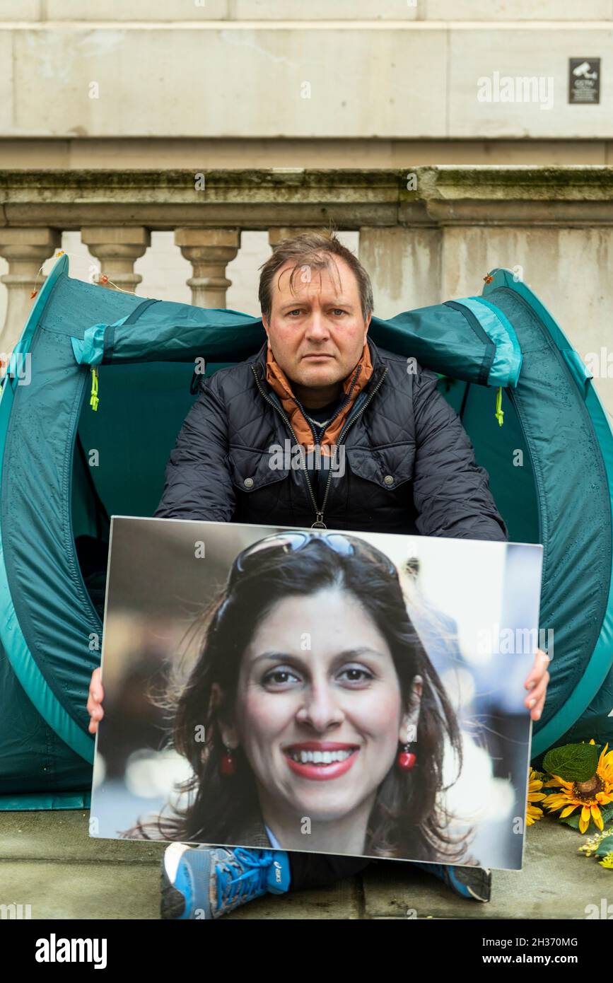 London, UK.  26 October 2021.  Richard Ratcliffe, husband of detained British-Iranian aid worker Nazanin Zaghari-Ratcliffe, on day 3 of his hunger strike outside the Foreign and Commonwealth Office demanding that the UK government tries to do more to secure her release.  Mrs Zaghari-Ratcliffe has been held in Iran since 2016 and has not seen her daughter for two years and faces a return to prison.  Credit: Stephen Chung / Alamy Live News Stock Photo