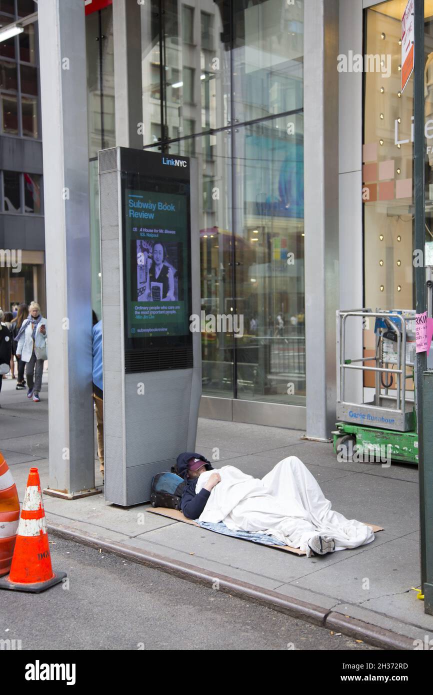Ny nyc new york city manhattan homeless homelessness alone hi-res stock ...