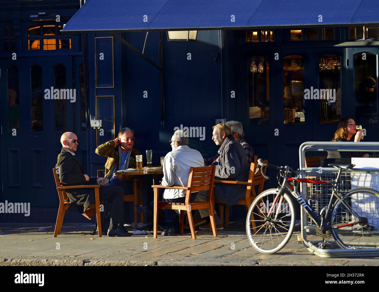 London, England, UK. Men drinking at a table outside a pub, Portobello Rd Stock Photo