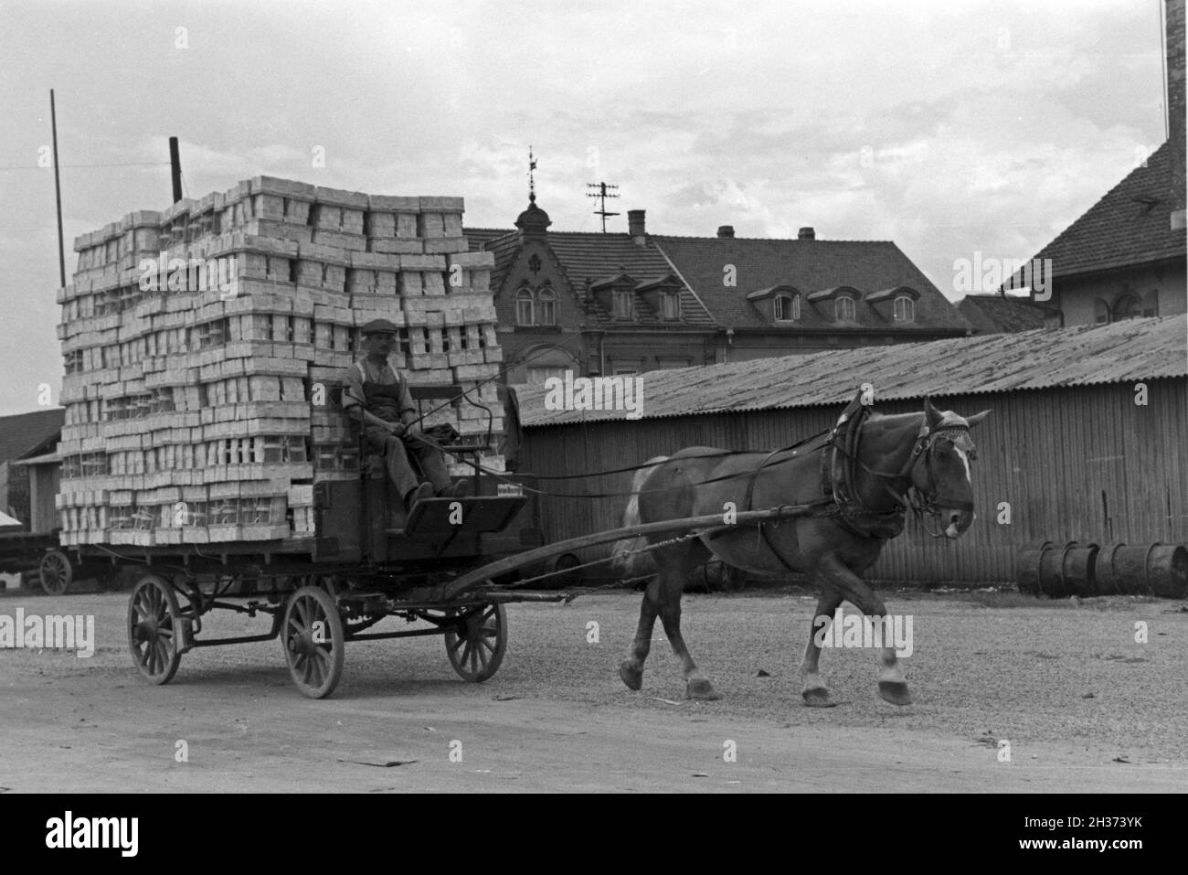 Ein Bauer bringt seine Erdbeerernte zum Verladen zum Bahnhof Bühl, Deutschland 1930er Jahre. A farmer bringing his strawberry harvest fro loading to train to Buehl station, Germany 1930s. Stock Photo