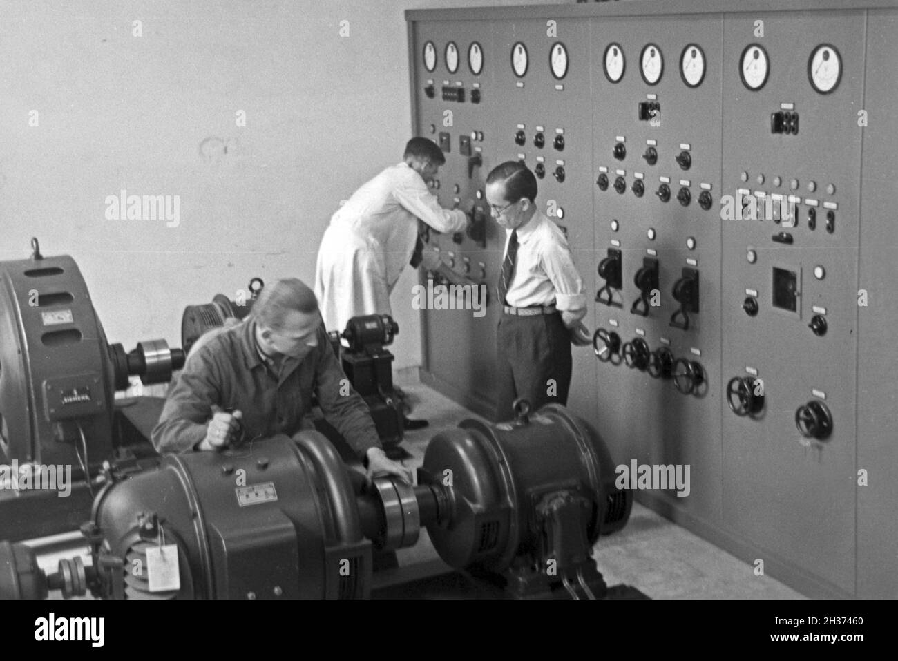 Mitarbeiter des Kaiser Wilhelm Instituts für Physik in Berlin Dahlem, Deutschland 1930er Jahre. Staff members of the Kaiser Wilhelm Institute for physics in Berlin Dahlem, Germany 1930s. Stock Photo