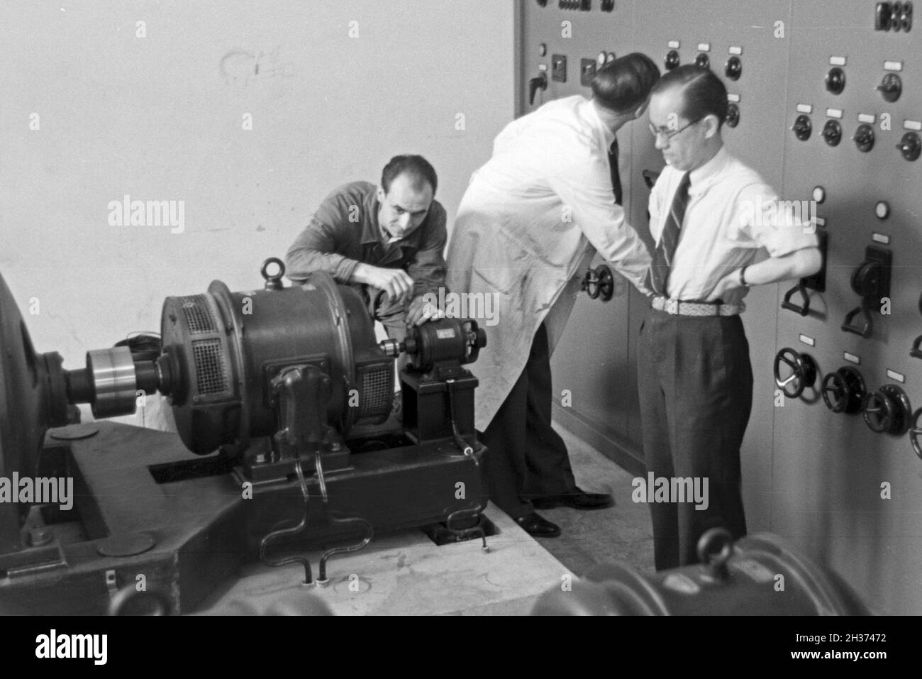 Mitarbeiter des Kaiser Wilhelm Instituts für Physik in Berlin Dahlem, Deutschland 1930er Jahre. Staff members of the Kaiser Wilhelm Institute for physics in Berlin Dahlem, Germany 1930s. Stock Photo