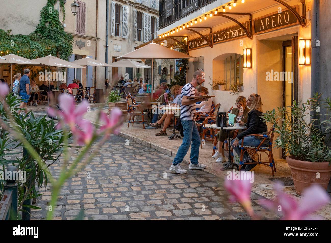 People enjoying the apero with drinks and nipplings at bars like Ben Vengo in Lourmarin, southern France Stock Photo