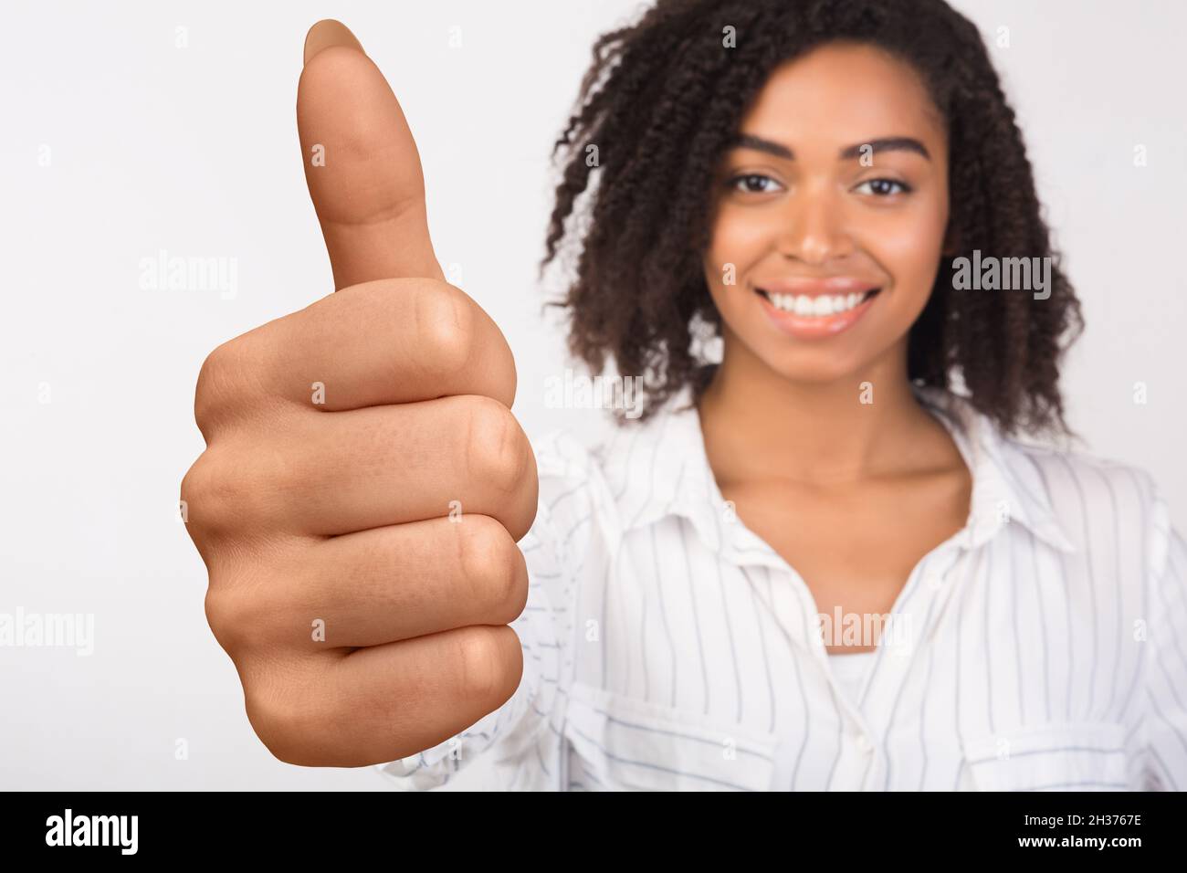 Black woman thumb up hi-res stock photography and images - Alamy